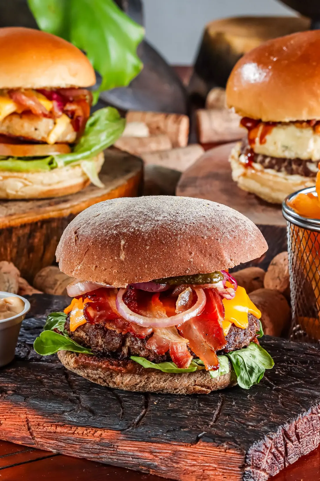 Hambúrguer com bacon em tábua de madeira