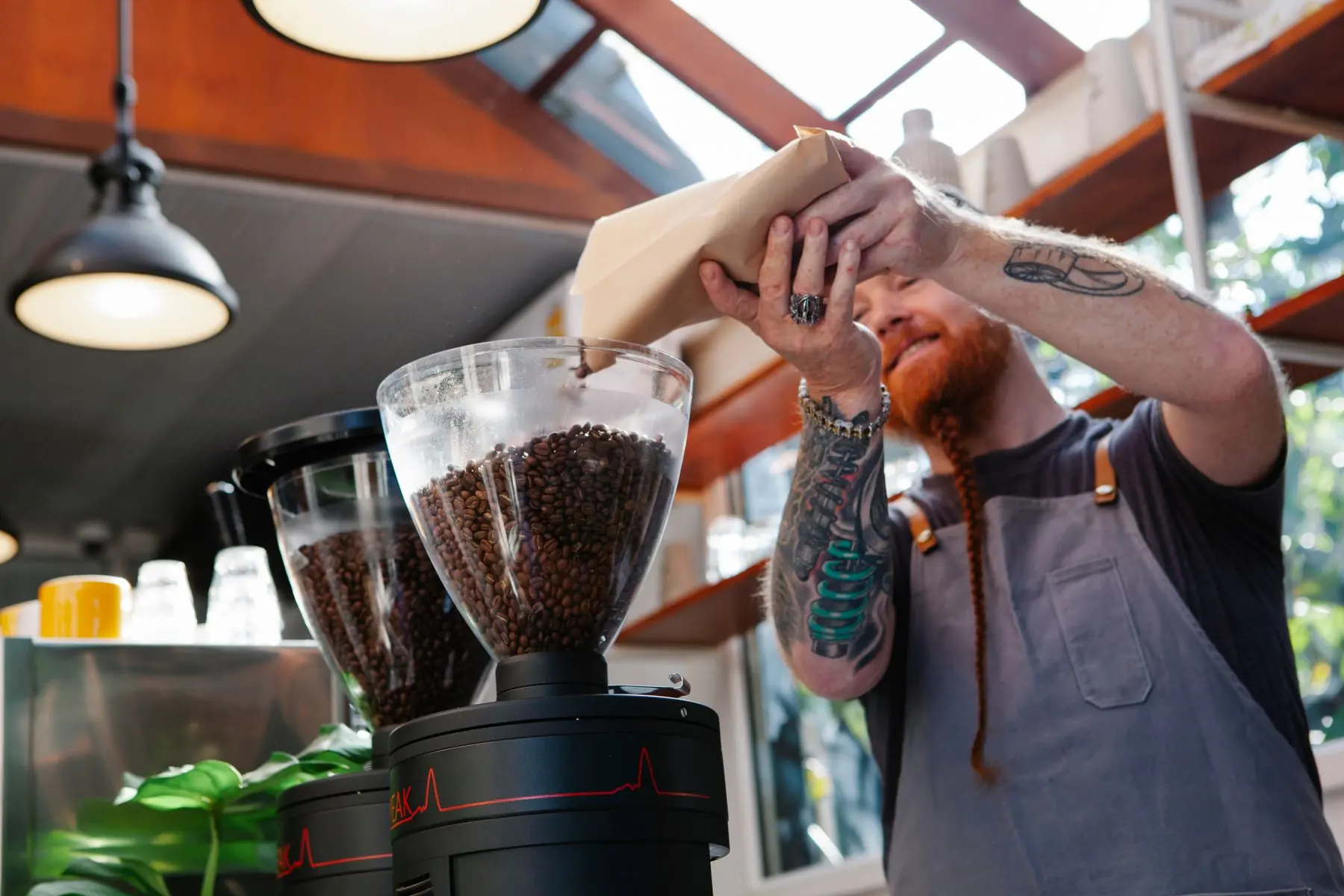 Barista moendo café na cafeteria