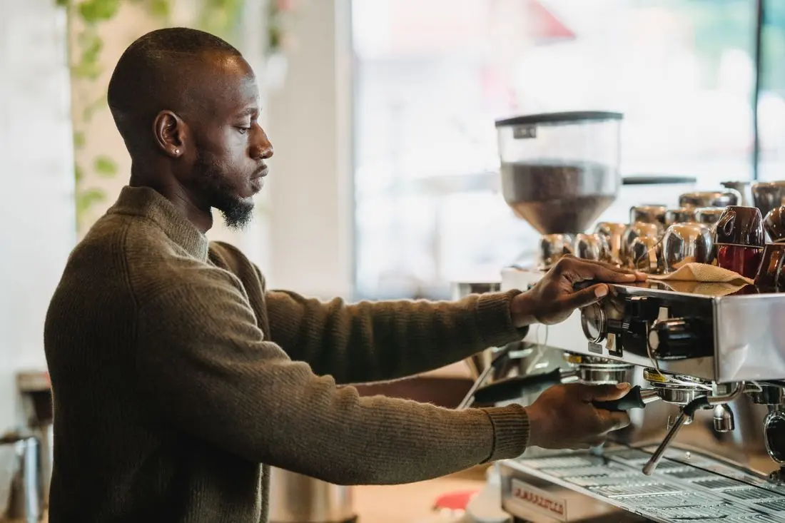 Barista preparando um café