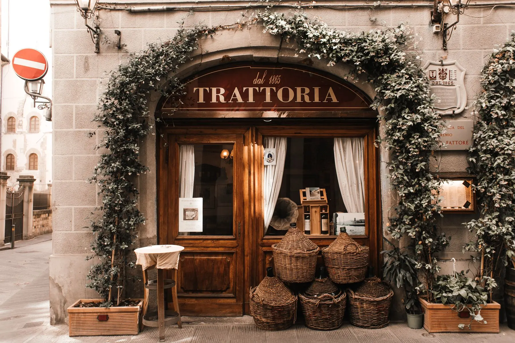 Fachada de trattoria com plantas
