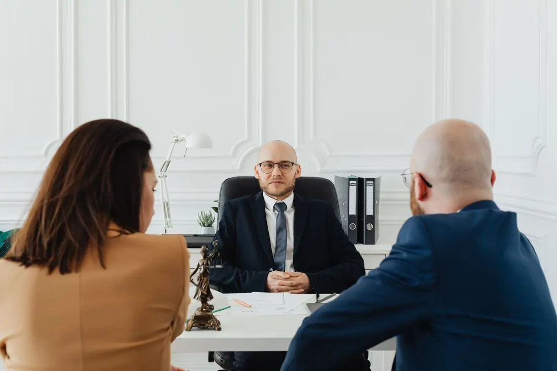 Advogada conversando com clientes