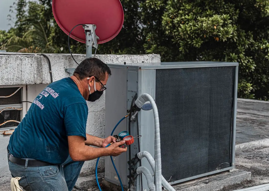 Técnico verificando a unidade externa do ar-condicionado
