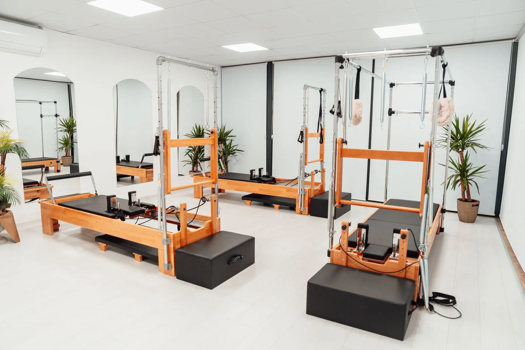 Estúdio de pilates com aparelhos