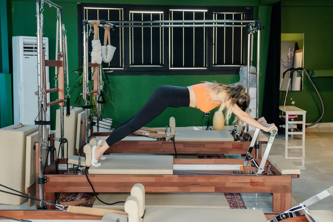 Paciente fazendo pilates no reformer