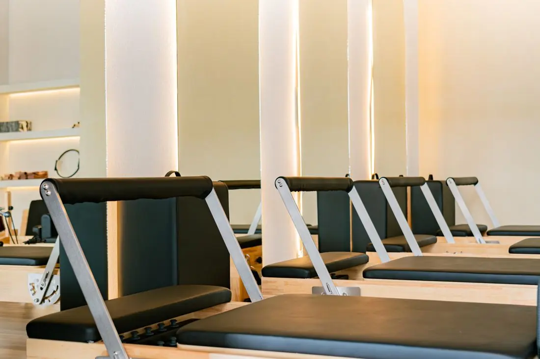 Aparelhos de pilates em sala clara