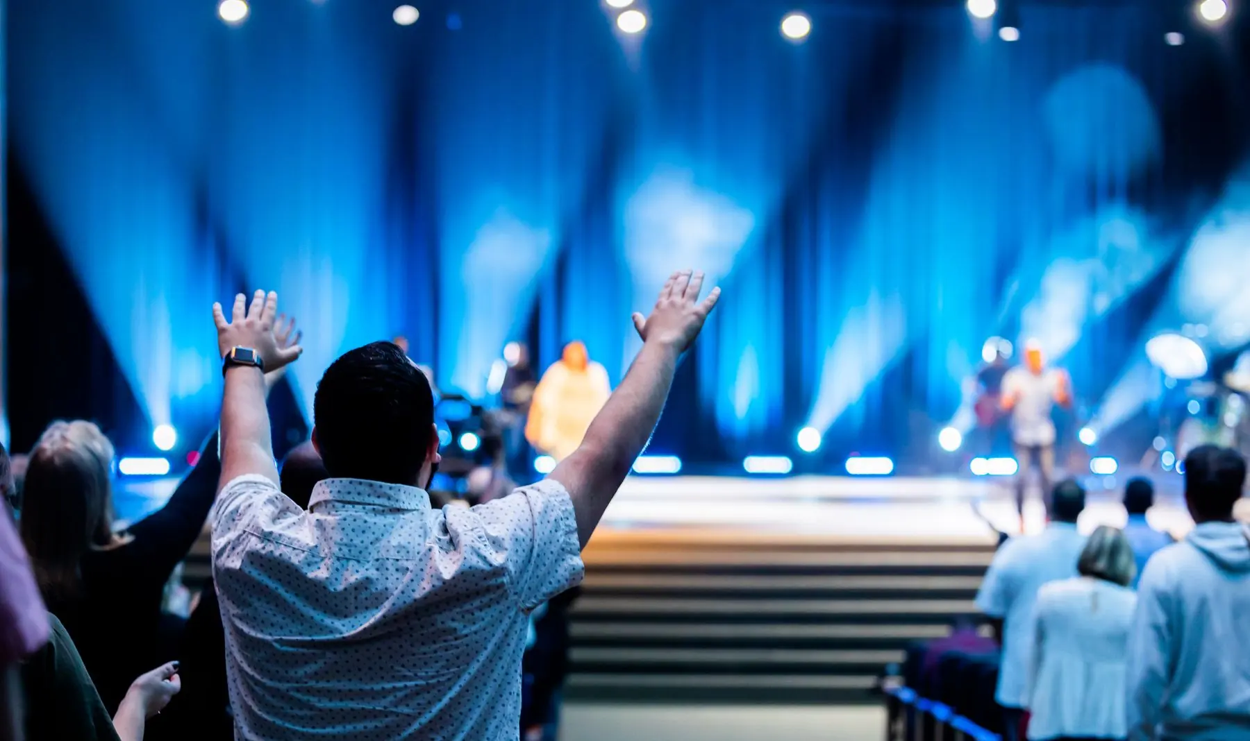 Culto com louvor e mãos levantadas