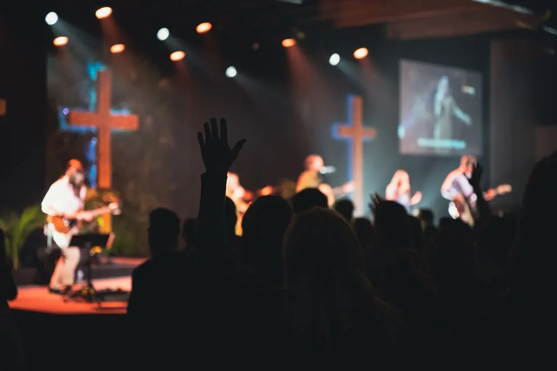 Banda tocando no palco da igreja