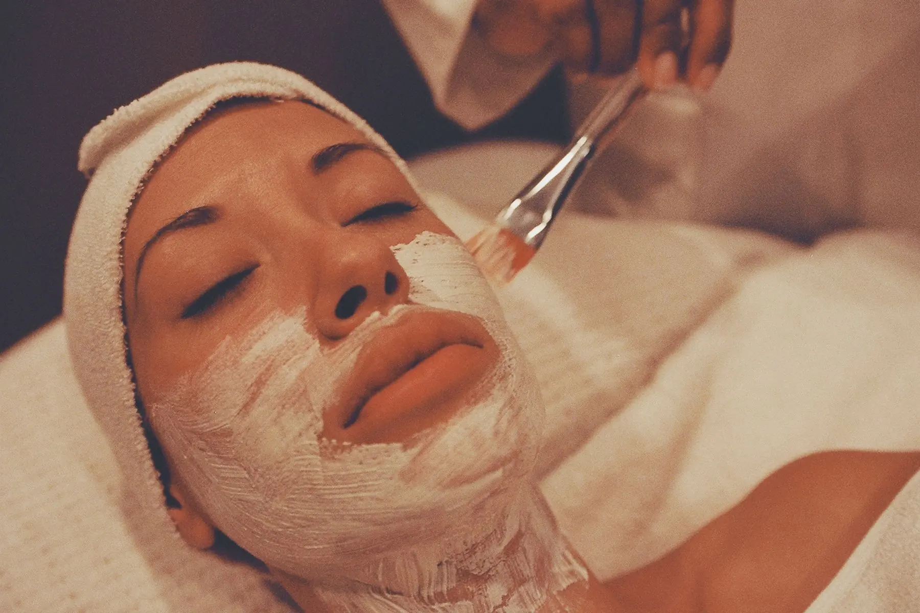 Cliente recebendo tratamento facial