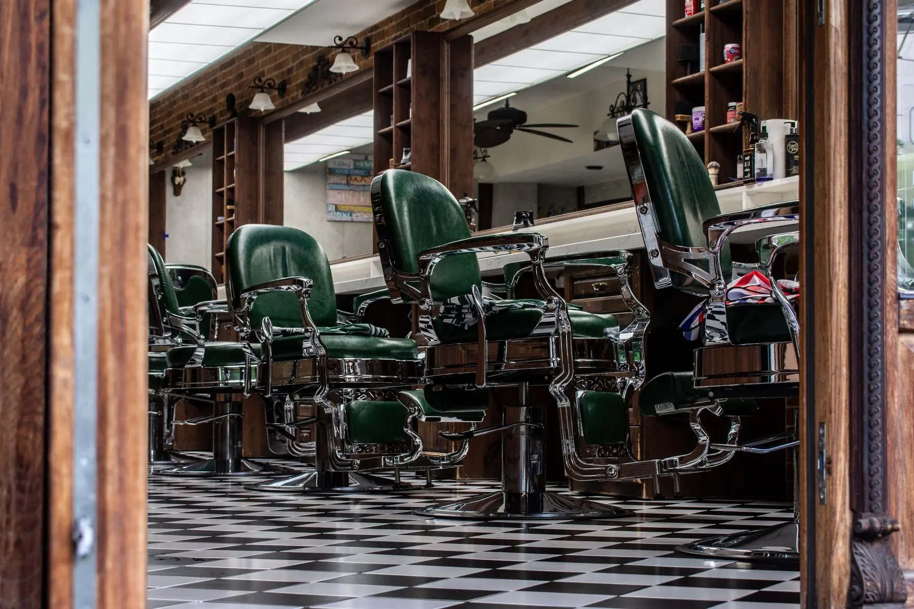 Interior de barbearia com cadeiras clássicas