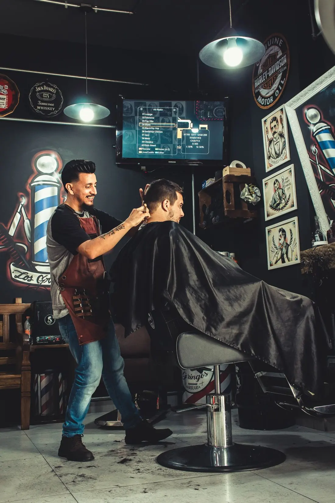 Barbeiro cortando o cabelo de um cliente