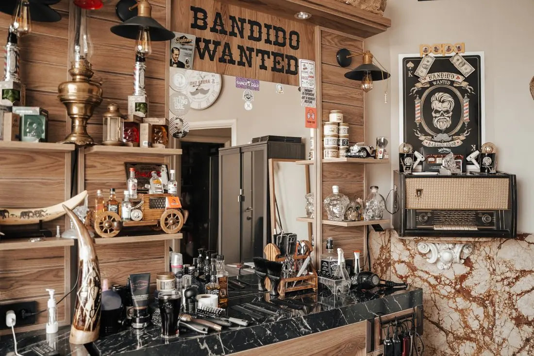 Bancada da barbearia com ferramentas