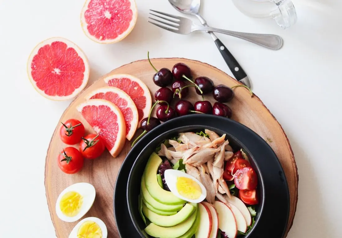 Prato colorido com frutas, legumes e proteína