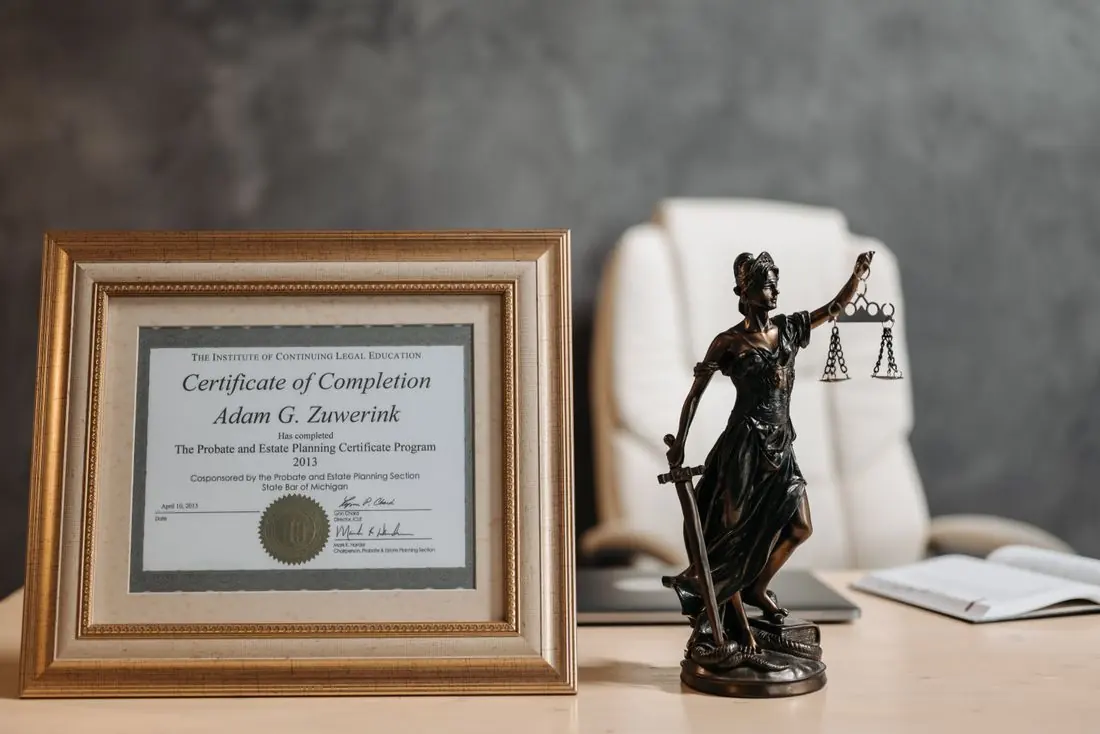 Estátua da justiça e certificado sobre a mesa