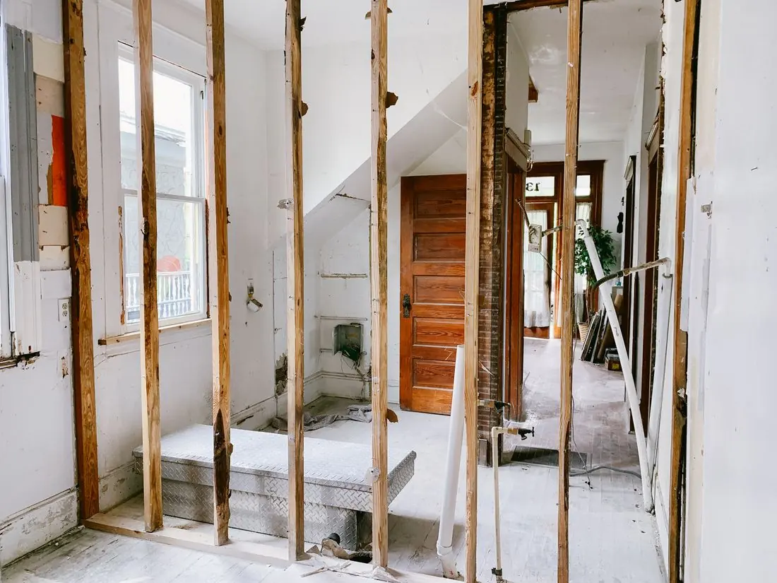 Ambiente em obra com estrutura aberta