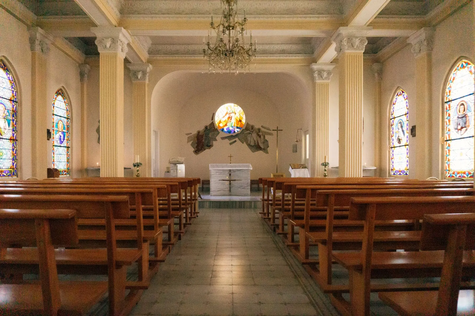 Interior de igreja com bancos de madeira