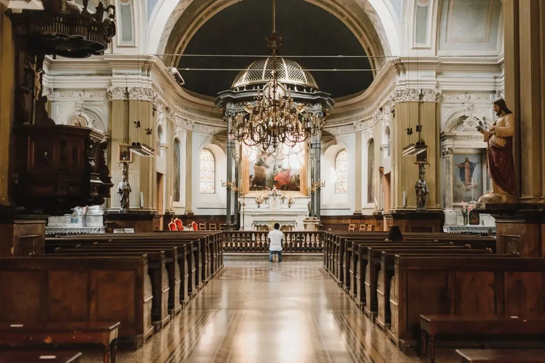 Nave da igreja com bancos