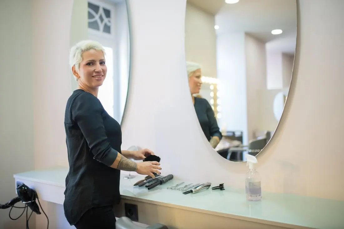 Profissional sorrindo no salão