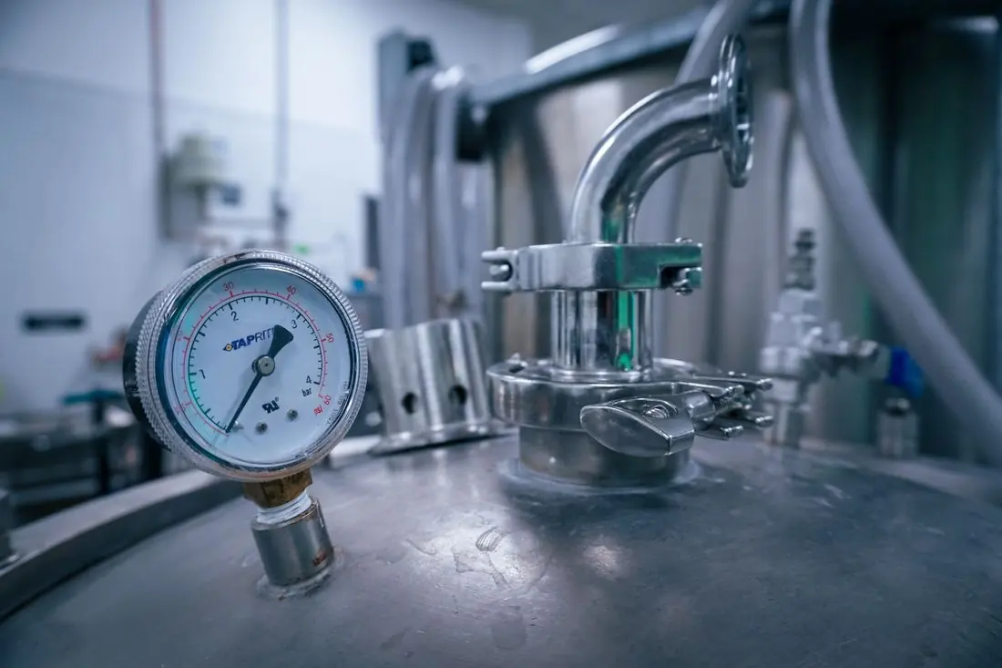 Manômetro em tanque de aço inox