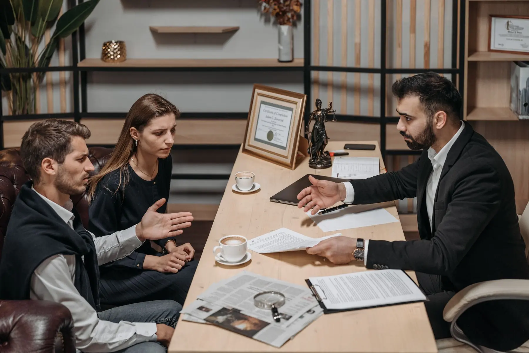 Advogado conversando com clientes no escritório